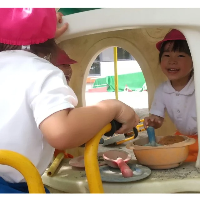 鴨江幼稚園です。
少しずつ友だちとの関わりが増え、
楽しく遊ぶ姿が見られてきています。

「いらっしゃいませ。ご飯屋さんです！」
「ご飯ください」
「お待ちくださーい」
「はーい！」
しばらくして…
「お待たせしました！どうぞ」
「いただきます！」
食べる真似をして、「ごちそうさまでした！」
友だちとお店屋さんごっこをして楽しそうでした。

#幼児期に育てたい１０の姿#協同性#言葉による伝え合い#人間関係
#浜松市#hamamatsucity#鴨江幼稚園#kamoekindergarten