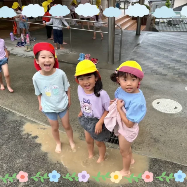 志都呂幼稚園です !
気温が上がってきた今日この頃、園庭にはいつも泥遊びを楽しむ子どもたちの姿が見られます。
お天気の日はもちろん、実は雨降りの日も絶好のどろんこ日和！！
「もうすぐ晴れそう」「晴れたかな〜」と窓から天気の様子を見て、晴れたらすぐに戸外へ！
あっちこちにできたみずたまりを見つけ、泥遊びが始まります 。
泥の感触、温度、変化などを五感で楽しんだり、水を運ぶ役や泥を集める役など友だちと協力したり分担したりして一緒に遊びを進めたり、
友達や先生と一緒に「楽しい！！」を共有したり、どろんこプール、温泉をつくろうと想像力を働かせ色々と試したり、自分たちで靴を揃えたり、足を洗ったり着替えたり、、、
子どもたちは日々の遊びの中でどれだけ沢山のことを学んでいるのか計り知れません。
『遊びは学び、学びは遊び』ですね ☆

palangel.jphttps://palangel.jp

#幼児期に育てたい10の姿
#協同性
#自然との関わり・生命尊重
#豊かな感性と表現力