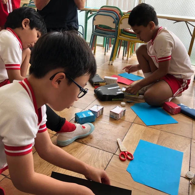 駅南幼稚園です。
先日、年長の子どもたちの中から「お店屋さんごっこをやりたい」の声。さっそく売りたいものをみんなで考えます。
「これなら、小さい子が喜ぶかな・・。」
「こんなのもあるといいかな」
絵を描いたり、本から探し出したりして作りたいものを決めました。お店屋さんのレイアウトや看板も用意し、さっそくスタート。
年少さんや、遊びに来た小さなお友だちに「いらっしゃいませ」
と声をかけながら作ったものを紹介します。
「ここがすてき」「この洋服は私がつくったの」
あっという間に売り切れました。今度はなにを作ろうか・・。

また別の日、お誕生会で人形劇を見たこどもたち。とても面白かったようで早速自分たちでもやってみようと、何人かの女の子が集まってペープサートの人形づくりがはじまりました。
「ここは森の中」「あ、雨がふってきたよ」とお話がはじまり、
「みんな、人形劇をやるから見に来て！」と年中さん、年少さんにも声を掛け、劇がはじまりました。短いお話でしたが、みんな夢中でみていました。
子どもたちは毎日いろいろなことを吸収しています。

#　３　　協同性
#　５　　社会生活との関わり
＃　６　　思考力の芽生え
＃　７　　社会生活との関わり
＃　10　 豊かな感性と表現