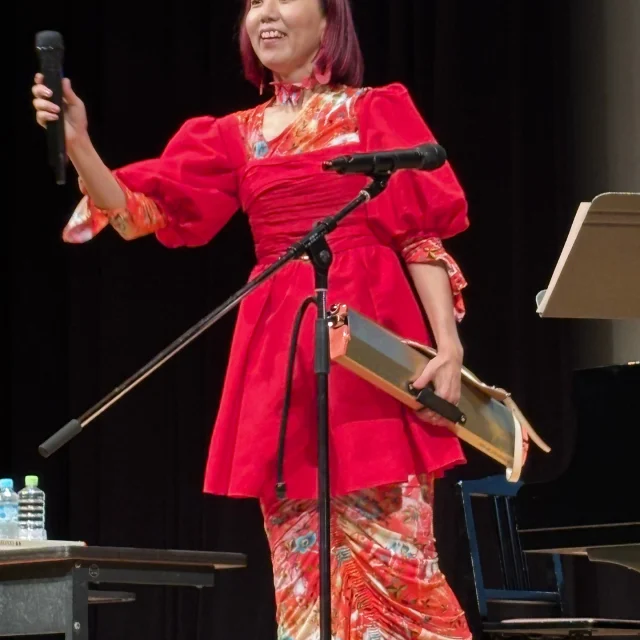 浜松市私立幼稚園協会では例年、園児の夏休み中に教員研修会を行っています。

講義あり…実技あり…グループワークあり…様々なジャンルの講師の先生からお話を伺い、「これからの保育に活かそう！」と、心に誓ったり「子どもたちと元気に遊ぶよ！」と、英気を養ったりしています。

先生たちの真剣な表情、楽しそうな表情、どれも素敵です！