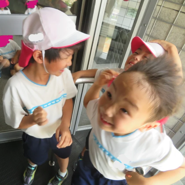 海の星鷺の宮幼稚園です。

①消防署見学に出かけ、『台風の風』を体験！
うわ～っ！とばされるう～っっ！！
②けやき・ナンキンハゼ等、たくさんの木々が涼しい風や日陰を作ってくれる。そんな中でのおにぎりはサイコー！！みんなで食べるとおいしいね！
③てのひらに絵の具を付けてペタペタペタペタ
みんなでおっきなぞうをつくるんだぞう！
④大胆に。ただひたすらに大胆に。
泥んこあそびサイコー！
⑤音を聴いて、考えて、音楽的な表現をする・・・
子どもたちが大好きなリトミックの時間！！
R７年度から放課後リトミック教室も開講中です！！

＃幼児期に育てたい１０の姿
＃自立心